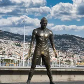 „E ultimul avertisment al lui Dumnezeu”  Un tânăr s-a filmat dând foc statuii lui   Cristiano Ronaldo.  Apoi a postat imaginile