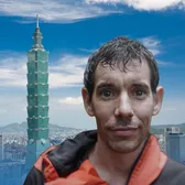 Spider-Man există!    VIDEO+FOTO.    Imagini uluitoare:  s-a cățărat pe o clădire de 508m fără protecție, live pe Netflix! Viața riscată pentru o sumă infimă