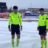 Nu s-a abătut de la procedură     VIDEO+FOTO:  Un arbitru a verificat dacă sare mingea, chiar dacă zăpada atingea   30 de centimetri