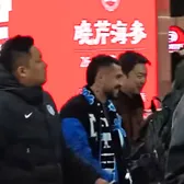 Stanciu a ajuns în China!    VIDEO.  Nebunie la aeroport. Zeci de fani l-au așteptat pe mijlocaș după mesajul clubului.   Cu cine semnează