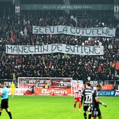 Bannere rasiste la UTA - Rapid   Arădenii au afișat mai multe   mesaje discriminatoare : „Lui Șucu îi plac grifonii, nu ciorile, de fapt”