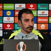 Charalambous, ca Șumudică  Antrenorul de la FCSB   a vorbit despre sine la persoana a III-a:  „Elias e foarte puternic. Când sunt probleme, «the papagals» încep să sară”