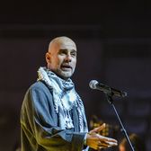 Guardiola, mesaj pro-Palestina  Antrenorul lui Manchester City a vorbit despre copiii din Gaza, cu un keffiyeh la gât:   „I-am lăsat singuri, abandonați. Cei puternici sunt lași”