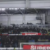 Provincia ironizează Bucureștiul    FOTO:  Banner-ul afișat de ultrașii de la Petrolul, la meciul cu Dinamo:   „Frumos la Capitală...”