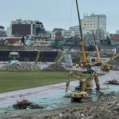 Mobilizare peste așteptări    FOTO:  Au intrat buldozerele în   peluzele Nord și Sud de pe stadionul Dinamo.  Tribuna II e deja istorie