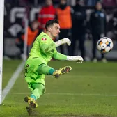 „Sare în piscină”      Marian Aioani,  nervos după penalty-ul acordat în Rapid - U Cluj 0-2: „Nu înțeleg cum domnii de la VAR nu pot să vadă”