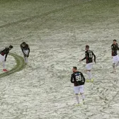 Zăpada le-a dat bătăi de cap    FOTO.  Ce s-a întâmplat la pauza meciului   FCSB - Csikszereda