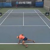 Așa ceva nu s-a mai văzut în tenis!    VIDEO:  Scene bizare la o partidă din Australia.   Tehnică dezastruoasă sau crampe?