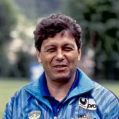 Lucescu, evadare din spital  Internat în 1992, după un preinfarct,   „Il Luce” s-a ascuns în tribune  și a condus Brescia printr-o stație de emisie-recepție