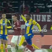 „Ce e, mă, asta?!”  Comentatorilor nu le-a venit să creadă   cum a judecat arbitrul faza din Rapid - Petrolul:  „Decizie de-o bizarerie uluitoare!”
