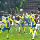 Pașcanu s-a sacrificat pentru gol    FOTO.  Fundașul Rapidului a fost   lovit în față  la reușita cu Petrolul: „Mă bucur că mai am toți dinții în gură”