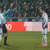 Intrare inconștientă    FOTO:   Zivulic, eliminat în   Oțelul - FCSB  după un fault cu talpa la Daniel Bîrligea