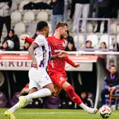 Drăguș, agresat de un adversar    FOTO:   Atacantul român, la un pas   să fie bătut:   „Cine nu-l poate opri pe teren, se enervează în afara lui”