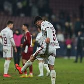 Dau vina pe gazon   Eliminați din Cupă, rapidiștii se plâng: „Mi-a zis un prieten că unde se duce el   să vaccineze oile  arată mai bine!”