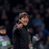 Conte a erupt!    VIDEO.  Arbitrul nu a auzit insultele, însă imaginile TV l-au dat de gol pe antrenorul lui Napoli:   „Mergi la VAR, tâmpitule!” . Ce riscă