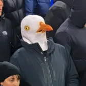 „Ori trebuia să fie la muncă, ori cu iubita”  Comentatorii   nu s-au putut opri din râs  când au văzut cum a venit un suporter la Liverpool - Brighton