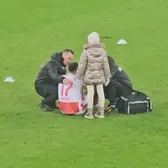 Îngrijorare la Dinamo    VIDEO:  Georgi Milanov nu s-a putut ridica de pe gazon.   A avut nevoie de ajutor pentru a ajunge la vestiar