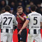 Poliția i-a cerut să nu iasă din casă!  Arbitrul care a gafat în Inter - Juventus 3-2, ținta amenințărilor cu moartea:   „Te înjunghiem pe stradă!”