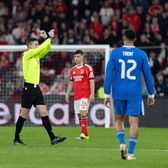 Explicația gestului arbitrului    FOTO.  Ce reprezintă   semnul cu mâinile  făcut de „central” după incidentul rasist de la Benfica - Real Madrid