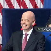 Infantino, apariție bizară    FOTO.   Președintele FIFA a participat la   Consiliul pentru Pace  al lui Trump! Și-a pus pe cap o șapcă controversată