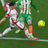 „Era penalty și roșu!”    FOTO:    Andrei Rațiu,  la un pas de o accidentare horror! Chemat la VAR, arbitrul n-a fost impresionat