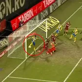 Intervenție de zile mari     FOTO.   Paul Papp a scos mingea   de pe linia porții  în CFR - Petrolul