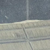 Atenție, cade zăpadă!   Pericol la   Rapid - Dinamo!  Zăpada strânsă pe acoperișul Arenei Naționale aterizează pe gazon!