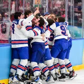 Omagiu pentru coechipierul ucis    FOTO.  Emoționant: cui au dedicat hocheiștii americani   aurul istoric de la JO 2026:  „Ar fi trebuit să fie aici!”