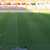 Meci întrerupt de gloanțe!    FOTO:    Toată lumea a fugit la vestiare,  din cauza împușcăturilor din afara stadionului