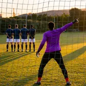 „Un showman”  Un fost fotbalist își amintește:   „Președintele a intrat în vestiar și a început să-i explice portarului cum să așeze zidul”