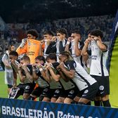 Cu tricoul la gură     FOTO.    Imagini puternice  în Brazilia: gestul făcut de Corinthians împotriva abuzurilor rasiste la adresa lui Vinicius