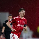 Accidentare înfiorătoare    FOTO.   Căpitanul lui Nottingham Forest   și-a dislocat degetul  în meciul cu Fenerbahce. Televiziunea a decis să nu difuzeze reluarea!