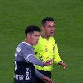 A refuzat să iasă de pe teren!     VIDEO + FOTO.  Fostul jucător al lui Atletico Madrid, protagonistul unui   moment cum rar se vede în fotbal