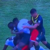 E fotbal sau rugby?    VIDEO.  Scene incredibile în America de Sud: s-au dus   la colțul terenului,  iar imaginile s-au viralizat