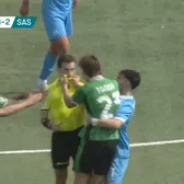 Ce a fost în capul lui?!     FOTO+VIDEO.   Un internațional român   l-a apucat de gât  pe arbitru după ce a primit „roșu”! Clubul său a transmis un mesaj furios