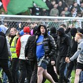 Lupte de stradă pe gazon!    FOTO+VIDEO.  Suporterii au invadat terenul după Rangers - Celtic și   s-au bătut:  „Violență extremă!”