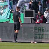 Au deconectat monitorul VAR  Ultrașii din 2.Bundesliga   au sabotat  sistemul, iar arbitrul n-a putut urmări reluările. Ce decizie a luat 