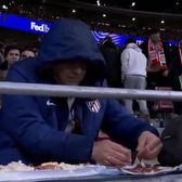Imaginile care au cucerit internetul    FOTO.  Fanul lui Atletico, surprins   făcând sandvișuri în tribună  în timp ce echipa sa umilea Tottenham!
