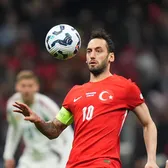 De ce se teme Calhanoglu  Căpitanul Turciei vrea să joace semifinala barajului cu România. Dar   nu va risca