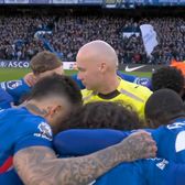 Scene bizare în Premier League     VIDEO.   Jucătorii lui Chelsea   l-au înconjurat pe arbitru  la centrul terenului înainte de meciul cu Newcastle