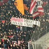 Dinamo ia  atitudine  Clubul se dezice de   mesajele rasiste  ale suporterilor de la meciul cu Rapid: „Respingem astfel de comportamente”