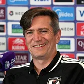 Selecționerul, glumă ciudată  Răspunsul legat de   favorita  partidei: „De ce naiba stai pe rahat, când ai miere chiar lângă?”