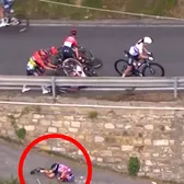 Momente de groază în Milano - SanRemo    VIDEO.   O ciclistă a fost transportată   de urgență la spital  după ce a căzut peste balustradă