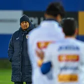 DIN NOU PE TEREN     Cum a fost Mircea Lucescu  în cele 15 minute petrecute de jurnaliști la antrenamentul naționalei