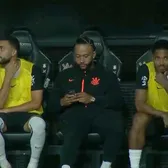 Depay, cu telefonul pe bancă    FOTO.  Olandezul, în centrul unei controverse în Brazilia.   A fost certat de staff!  Cum se justifică: „Puteam să rămân în vestiar”