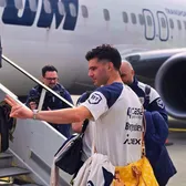 „Tricolorii” au plecat în Turcia    FOTO.    Man și Hagi  au atras toate privirile la îmbarcarea în avion. Geanta purtată de Ianis are un preț fabulos