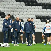 Dilemă de ultimă oră!   După antrenamentul oficial, Lucescu s-a ales cu dubii asupra titularizării   unui nume cu greutate.  Care e motivul