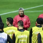 Duelul celor lansați de Lucescu  Câți jucători aflați acum în lot   a promovat Il Luce la naționala Turciei.  Doi luptă pentru același post