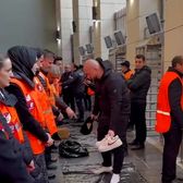 Descălțați!     VIDEO.   Probleme pentru fanii români la intrarea în stadion.   Turcii au impus controale foarte stricte:  „E bătaie de joc!”