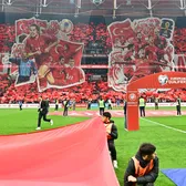 INFERNUL ROȘU DIN ISTANBUL  România, încolțită într-o atmosferă copleșitoare:   turcii ne-au împins în infern!  Scenografie impresionantă pe toată tribuna 2